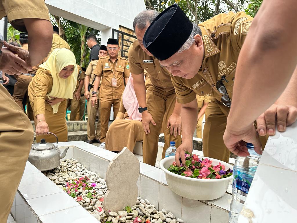 Bupati Ksk Bersama Jajaran Pemda Konawe Ziarah Ke Makam Gts Konawe