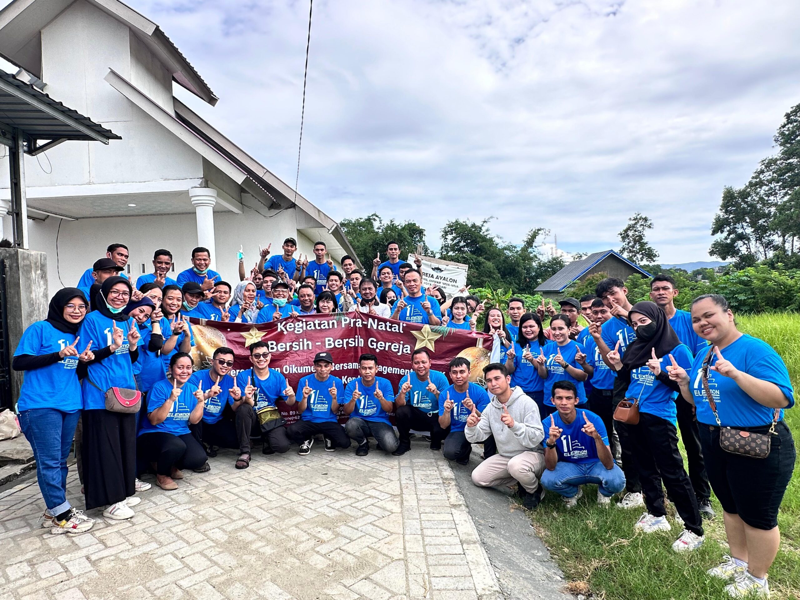 Claro Hotel Kendari gelar kegiatan bersih-bersih gereja jelang natal 2024, Selasa (17/12/2024). Foto: ist